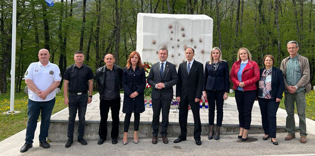Najprije je odana počast pogionulim hrvatskim specijalcima kod spomenika u Rizvanuši rad akadaemskog kipara Petra Dolića                                                                                                                                  